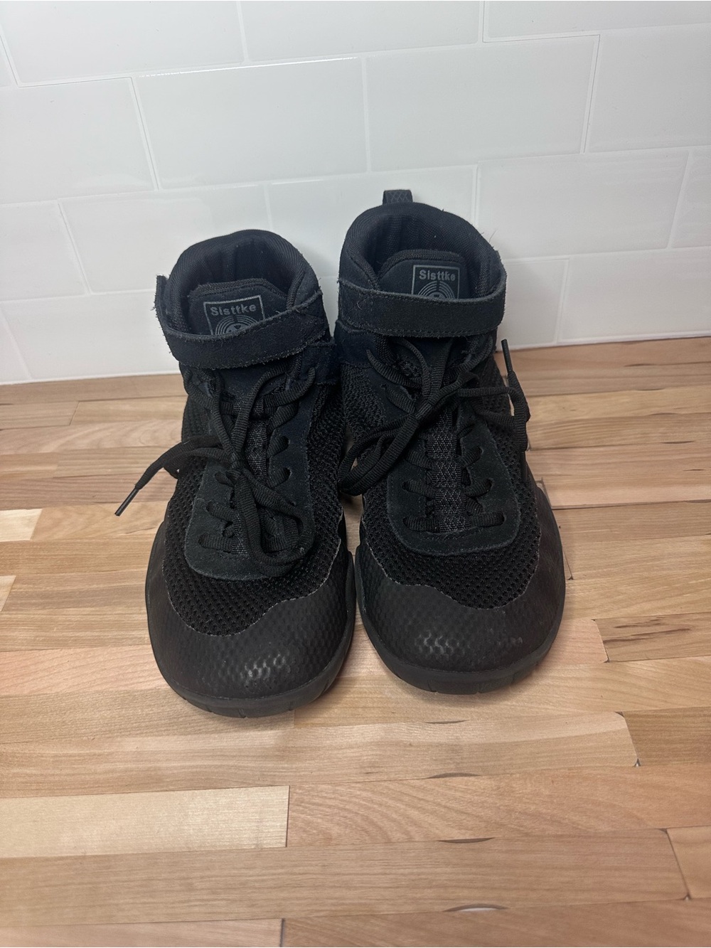 Sisttke wrestling shoes